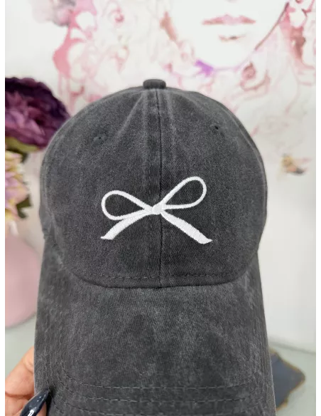 Gorra con lazo bordado