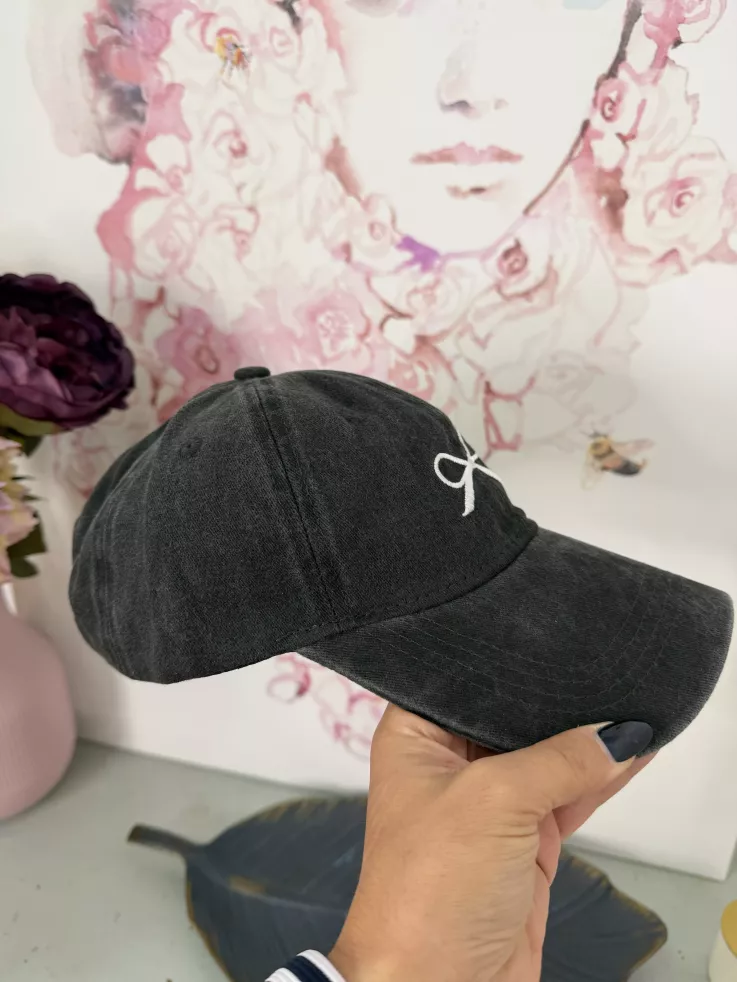 Gorra con lazo bordado