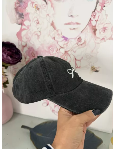 Gorra con lazo bordado