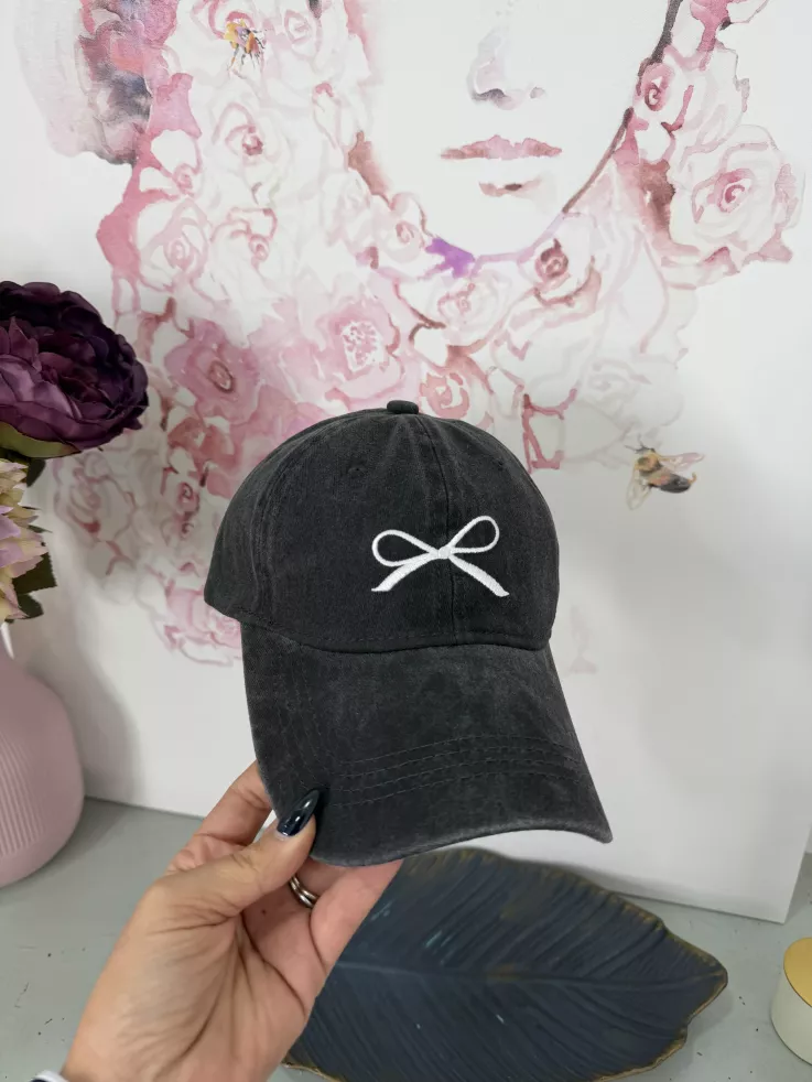 Gorra con lazo bordado