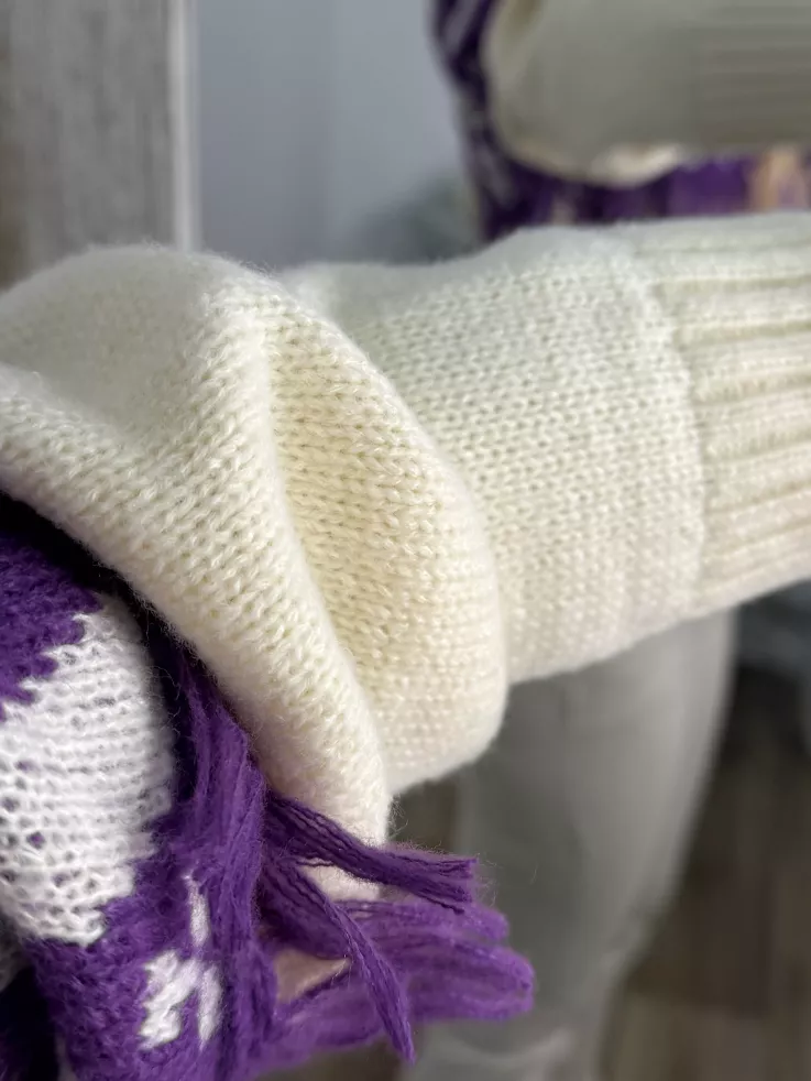 Jersey beige con flecos morados