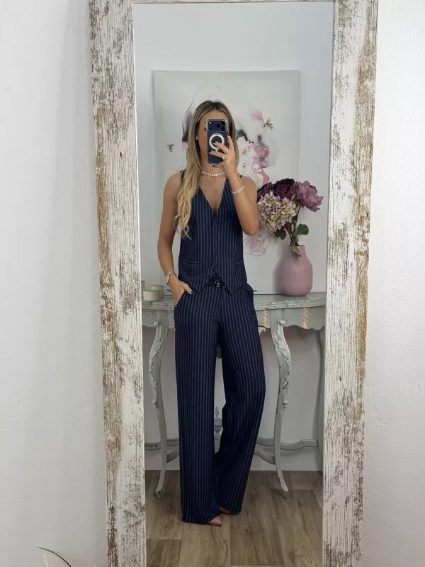 Pantalón azul marino con raya diplomática