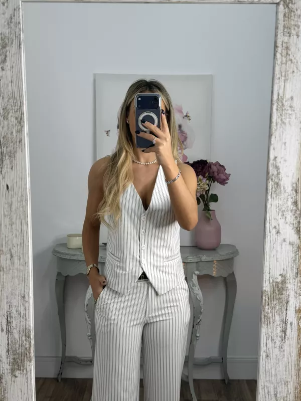 Chaleco blanco con raya diplomática