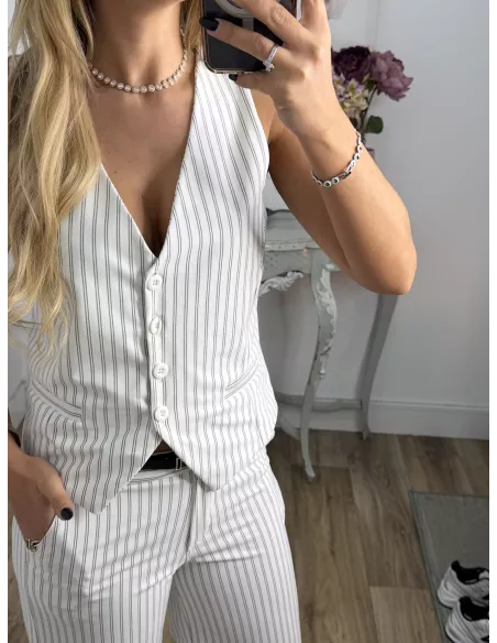 Chaleco blanco con raya diplomática