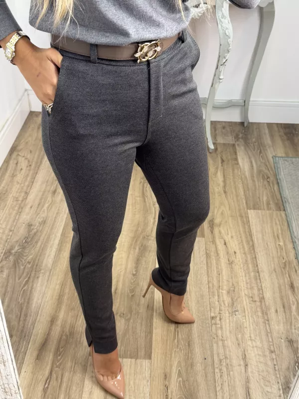 Pantalón gris cinturón taupe
