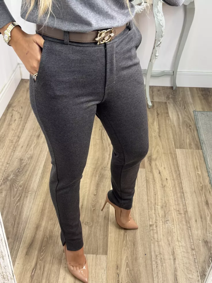 Pantalón gris cinturón taupe