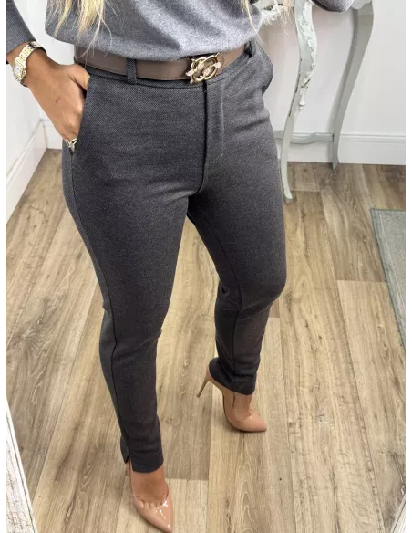 Pantalón gris cinturón taupe