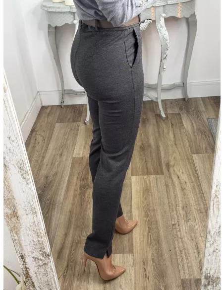 Pantalón gris cinturón taupe