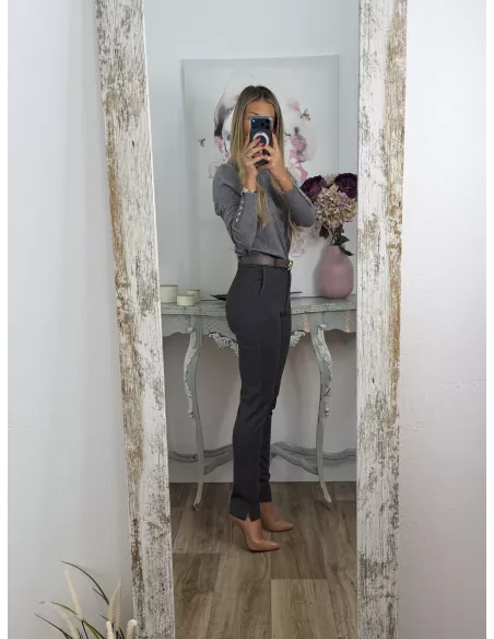 Pantalón gris cinturón taupe