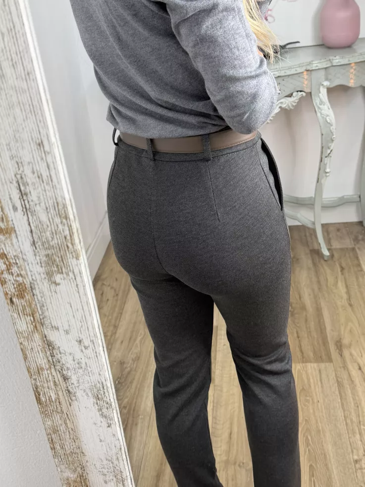 Pantalón gris cinturón taupe