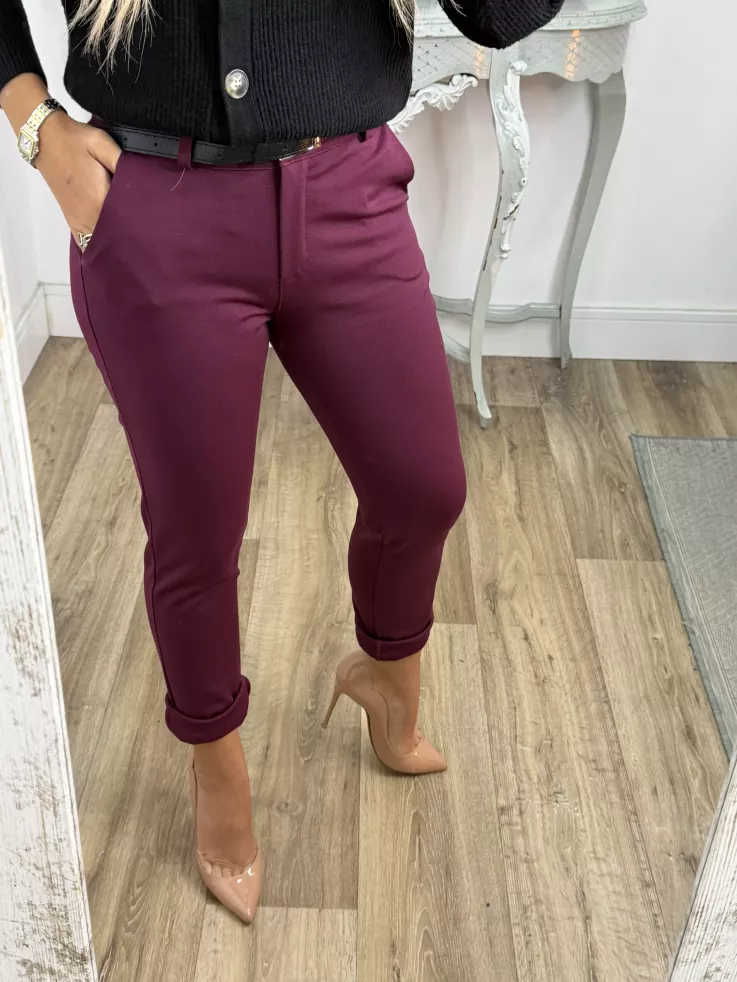 Pantalón burdeos cinturones negro
