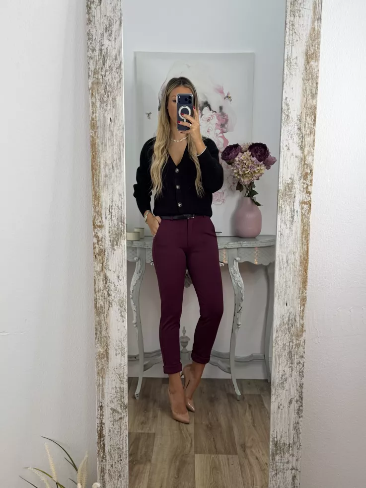 Pantalón burdeos cinturones negro