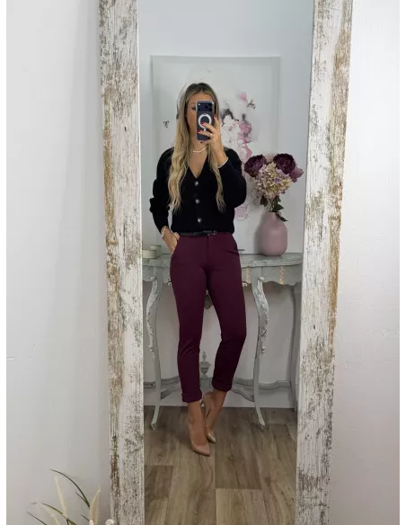 Pantalón burdeos cinturones negro