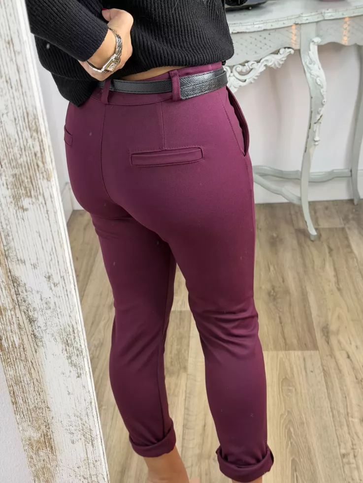 Pantalón burdeos cinturones negro