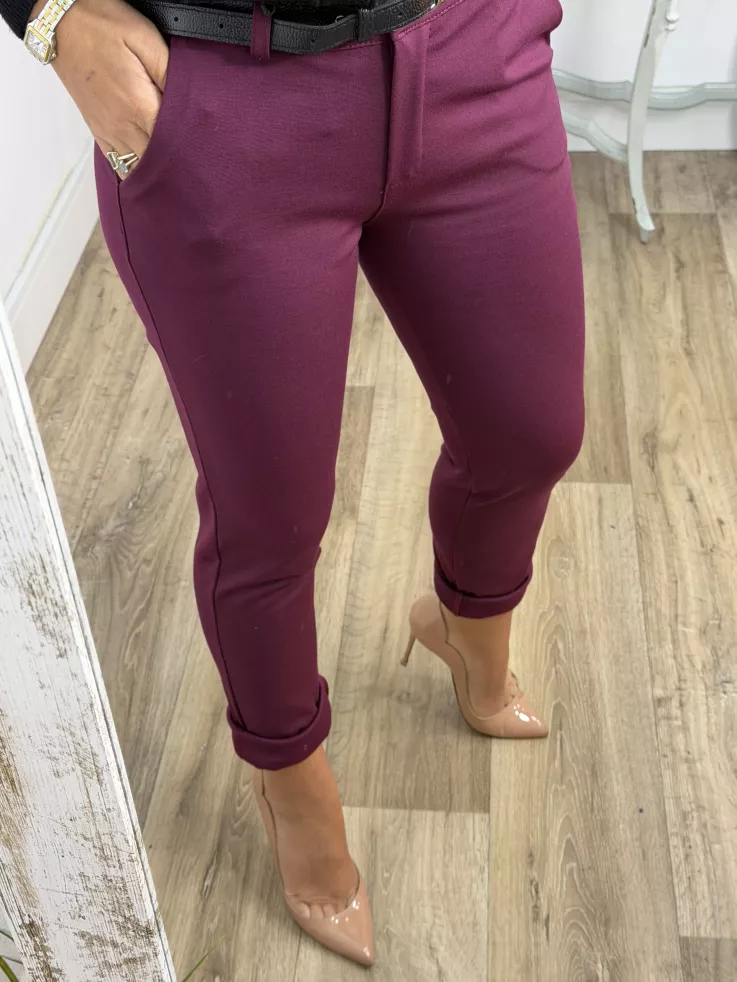 Pantalón burdeos cinturones negro