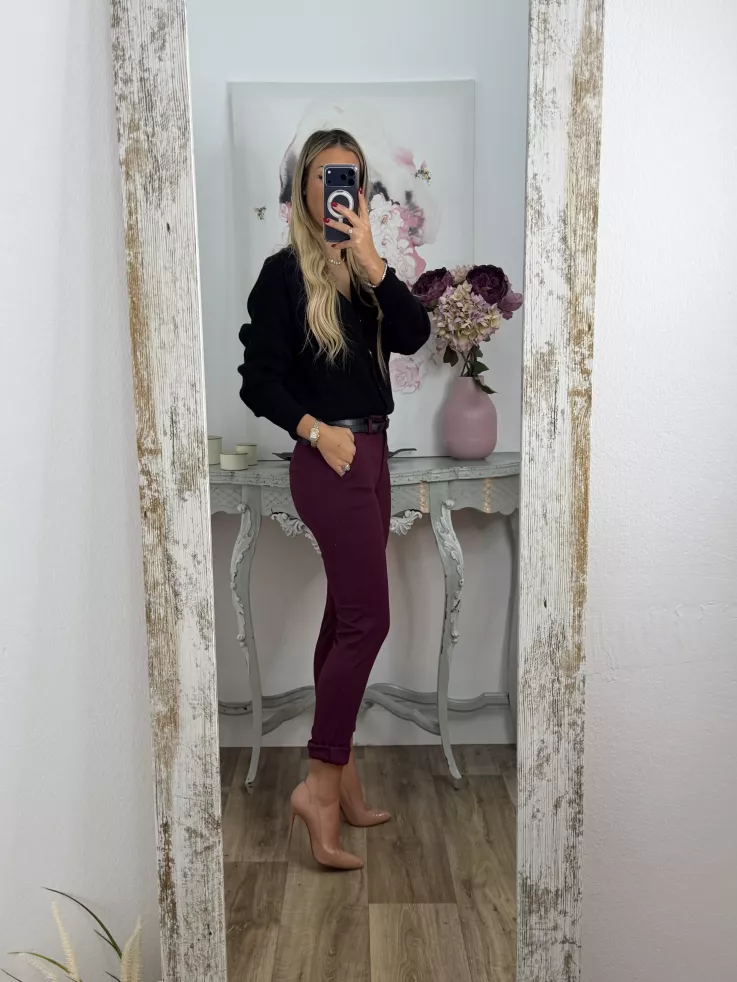 Pantalón burdeos cinturones negro