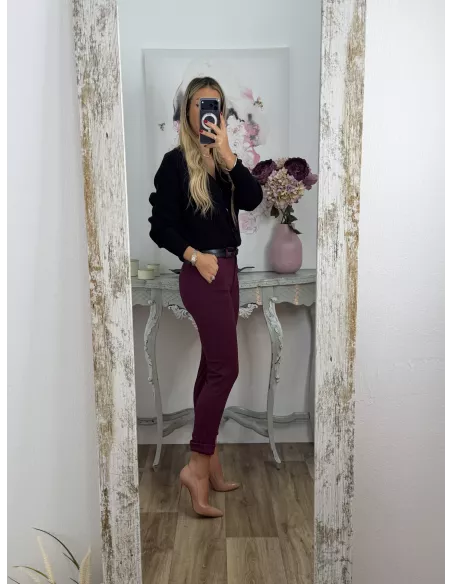 Pantalón burdeos cinturones negro