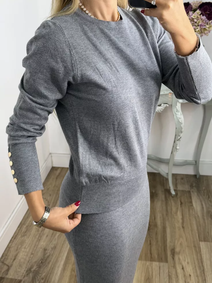 Jersey gris basic con botones en el puño