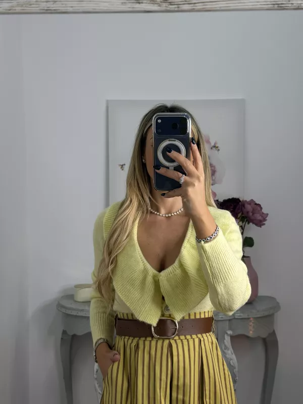 Rebeca Baly amarillo