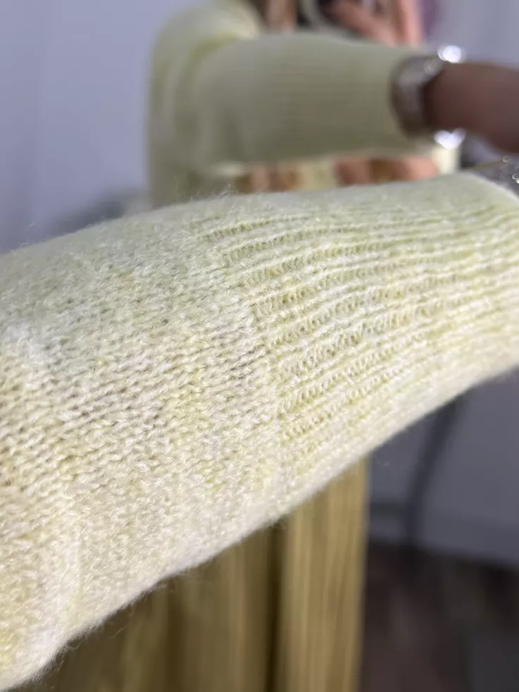 Rebeca Baly amarillo