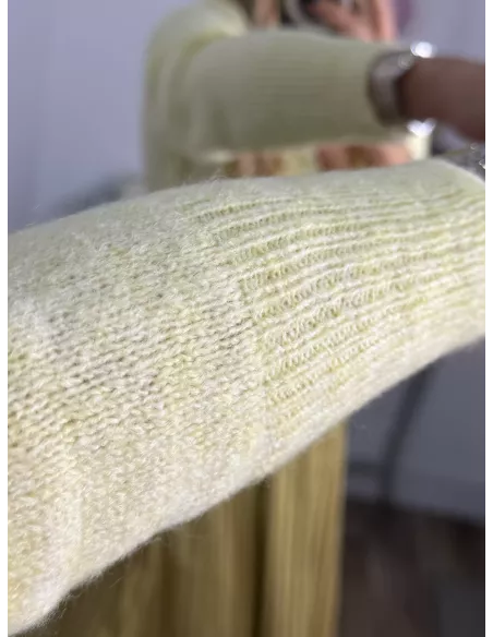 Rebeca Baly amarillo