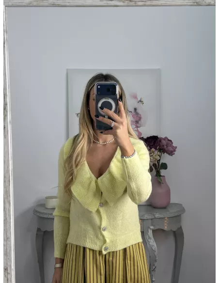 Rebeca Baly amarillo