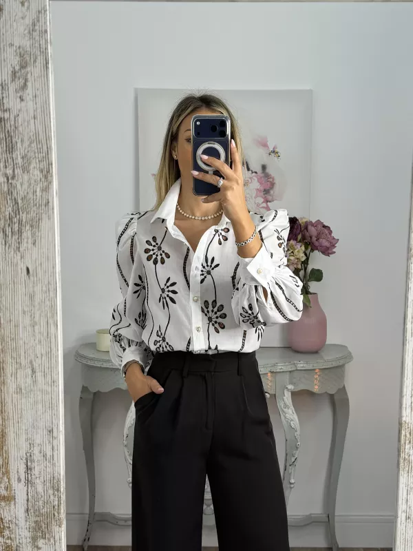 Camisa blanca con flores bordadas negras