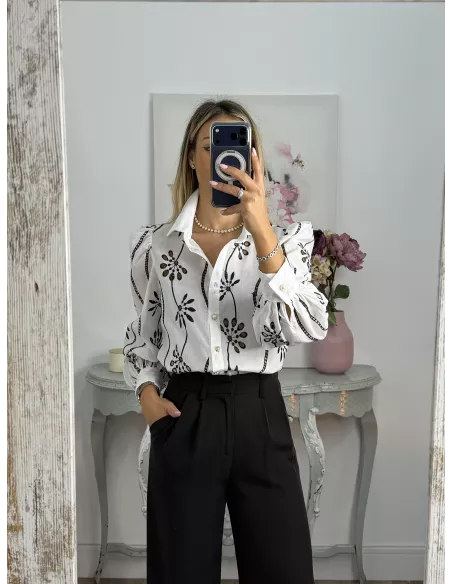 Camisa blanca con flores bordadas negras