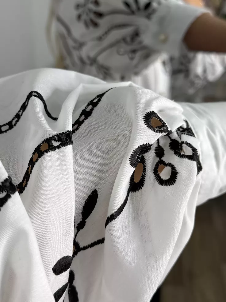 Camisa blanca con flores bordadas negras