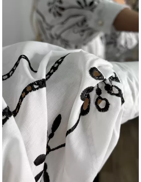 Camisa blanca con flores bordadas negras