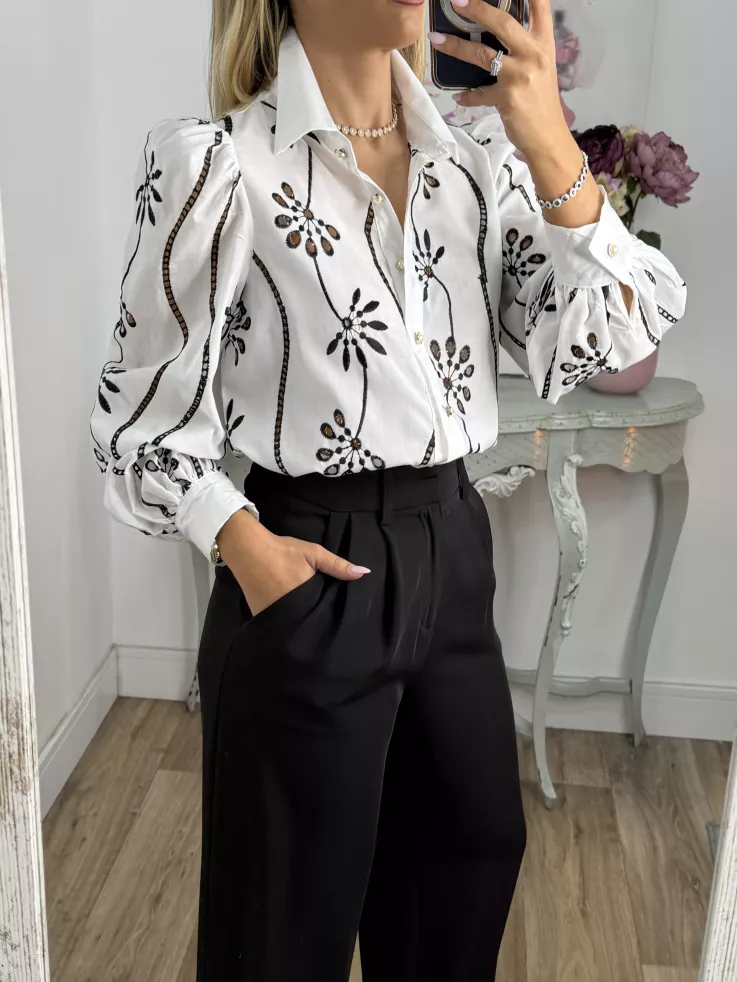 Camisa blanca con flores bordadas negras