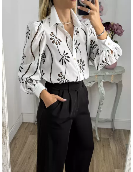 Camisa blanca con flores bordadas negras