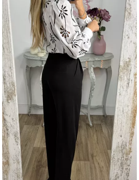 Camisa blanca con flores bordadas negras