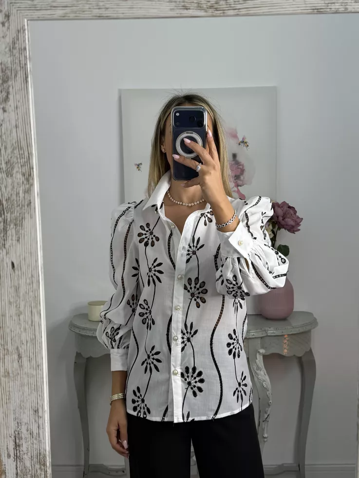 Camisa blanca con flores bordadas negras
