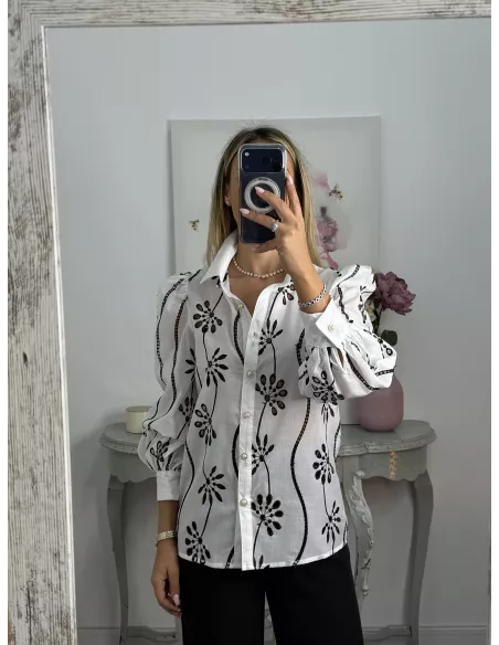 Camisa blanca con flores bordadas negras