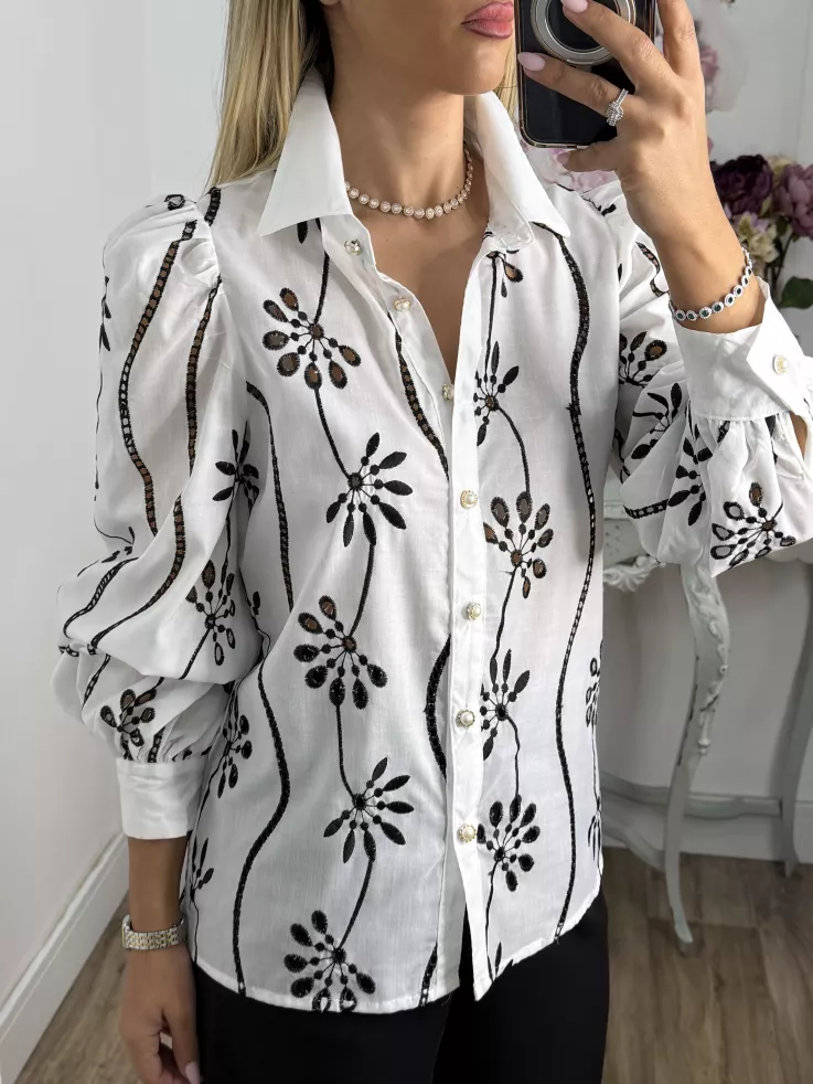 Camisa blanca con flores bordadas negras