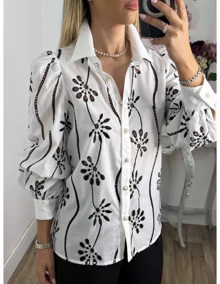 Camisa blanca con flores bordadas negras