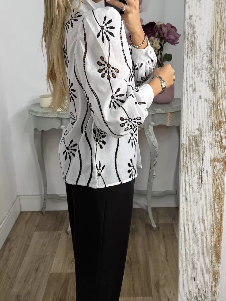 Camisa blanca con flores bordadas negras