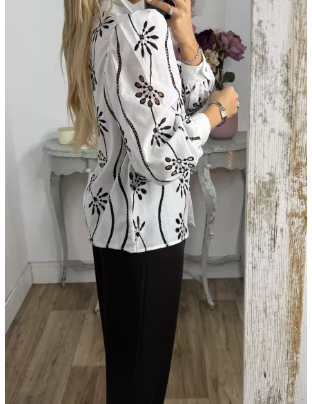 Camisa blanca con flores bordadas negras