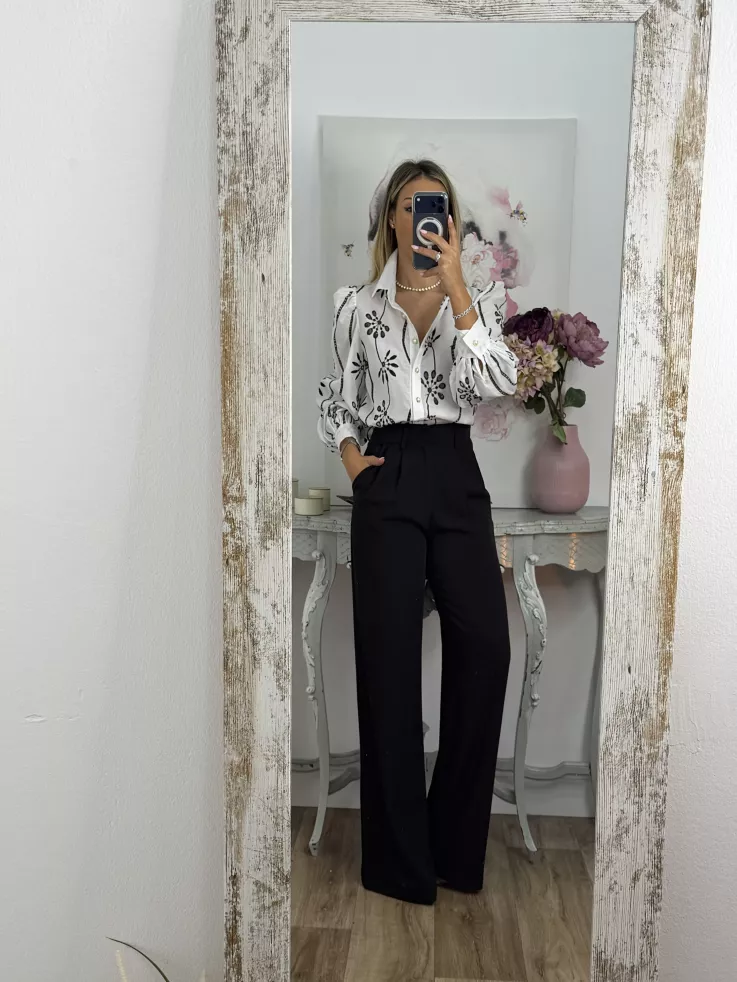 Camisa blanca con flores bordadas negras