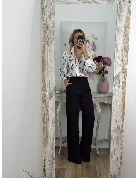 Camisa blanca con flores bordadas negras