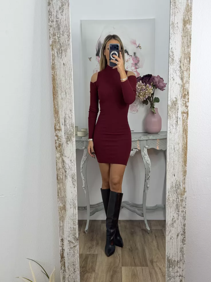 Vestido aberturas hombro burdeo