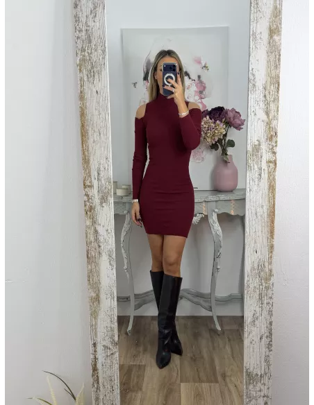 Vestido aberturas hombro burdeo