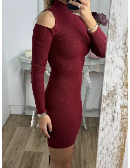 Vestido aberturas hombro burdeo