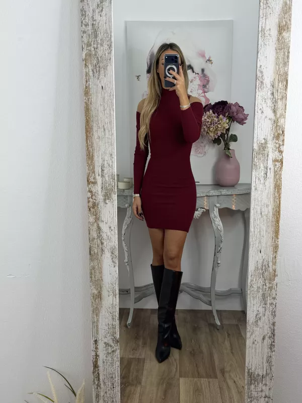 Vestido aberturas hombro burdeo