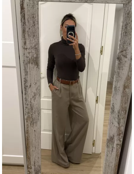 Camiseta Melissa cuello alto chocolate