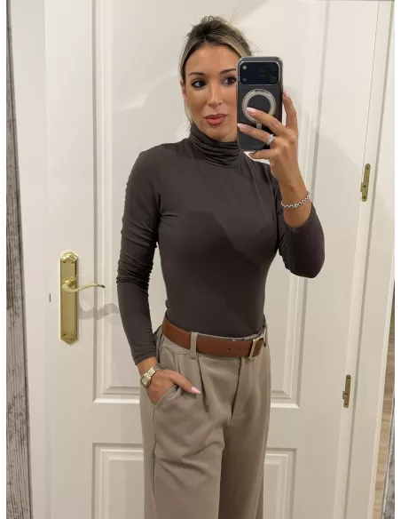 Camiseta Melissa cuello alto chocolate