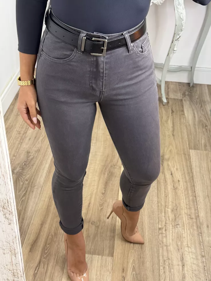 Jeans gris plomo etiqueta roja