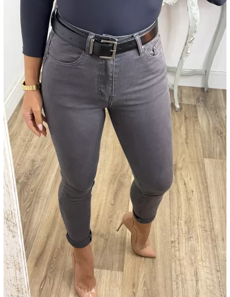 Jeans gris plomo etiqueta roja