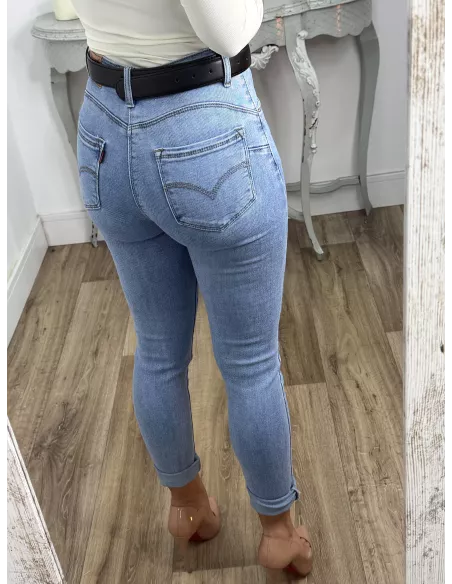 Jeans vaquero claro etiqueta roja